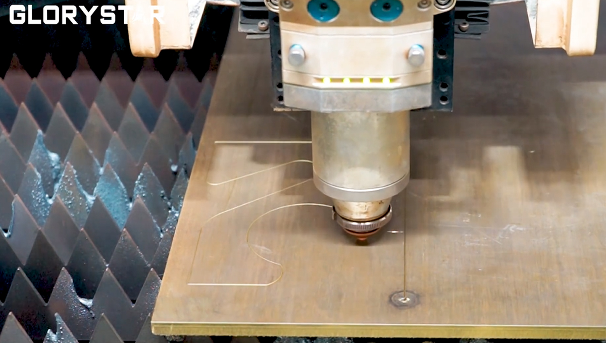 激光切割機在切割高反材料時需要注意以下原理和注意事項 激光切割機在切割高反材料時需要注意以下原理和注意事項